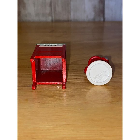 Department 56 Fire Hydrant and Mail Box Heritage Village Dickens Snow Village - Picture 5 of 5